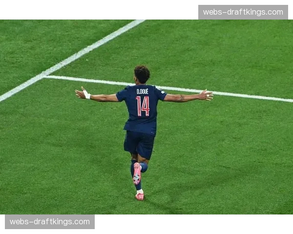 红牌！里昂中场卡克雷背后铲倒巴黎球员登贝莱，被主裁判直接出示红牌罚下